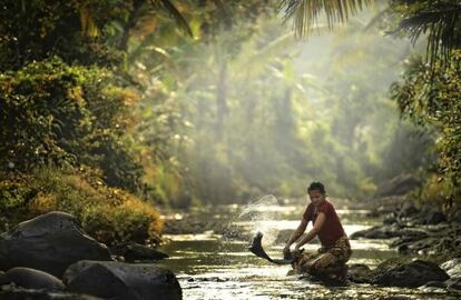 Una mujer lava la ropa en el río Palias Rumpin (Indonesia, 2013).
