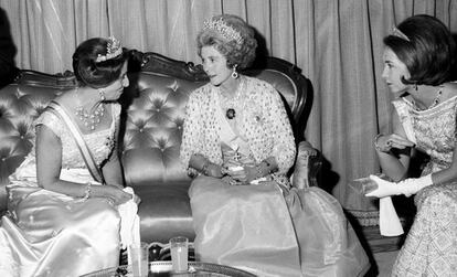 Madrid, 13 de octubre de 1966. De izquierda a derecha: Carmen Polo de Franco, la reina Federica de Grecia y la princesa Sofía conversando durante un descanso del recital que ofrece la Orquesta Nacional en el día de la inauguración del Teatro Real.