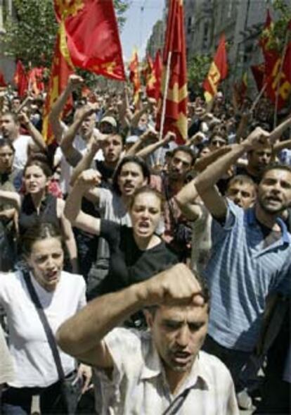 Manifestantes comunistas protestaban contra la cumbre ayer en Estambul.