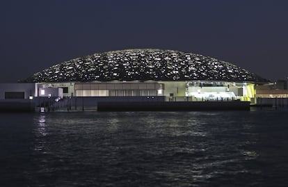 Vista nocturna del museo del Louvre de Abu Dabi. El arquitecto Jean Nouvel declaró que para él lo mejor de la arquitectura árabe es unir la geometría y la luz, por eso el "sol se filtra por la cúpula como una lluvia de luz delicada y protectora reflejando la interacción constante de luces y sombras en el país".