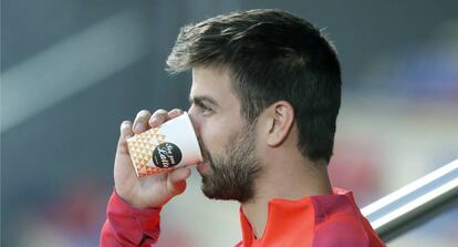 Piqué, antes del entrenamiento de ayer.