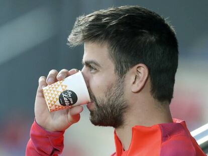 Piqué, antes del entrenamiento de ayer.