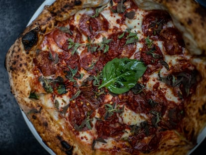 Una pizza tradicional picante de Pizza Félix en Ciudad de México.