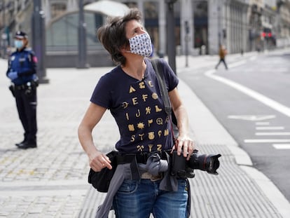 La reportera de Reuters Susana Vera durante el minuto de silencio en la Puerta del Sol.