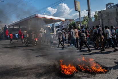 Manifestantes protestan para exigir la renuncia de Ariel Henry, este jueves en Puerto Príncipe.