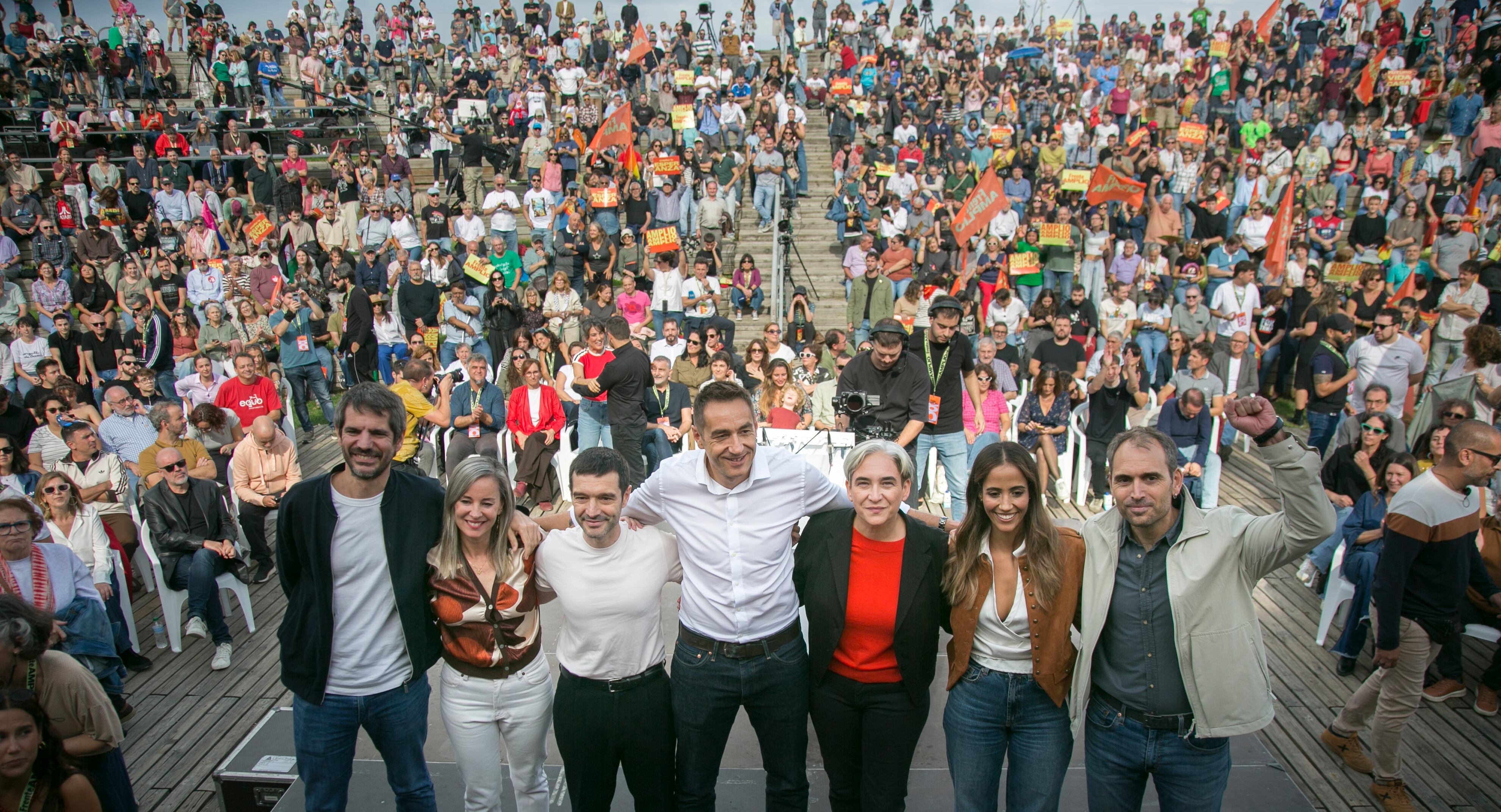 Los candidatos de Frente Amplio por Madrid Emilio Delgado, Tesh Sidi, Toni Valero y Verónica Barbero, junto a la líder de la coalición, Ada Colau, y los ministros Ernest Urtasun y Pablo Bustinduy, el sábado en Madrid.
