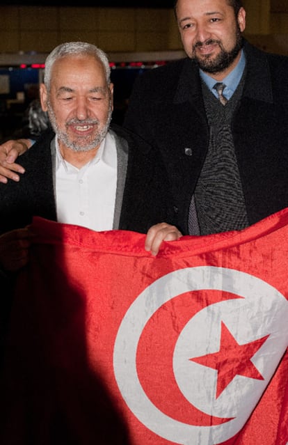 Rachid Ghanuchi, con una bandera tunecina en el aeropuerto de Gatwick (Londres), antes de volver a Túnez tras 22 años de exilio.