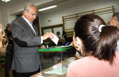 Entre los electores andaluces hay tres exvicepresidentes del Ejecutivo central: Alfonso Guerra, Manuel Chaves y el candidato del PP, Javier Arenas. Guerra ha votado en un colegio de Sevilla.