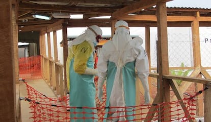 El personal sanitario que atiende la emergencia de ébola sigue estrictas normas de seguridad en cuanto a los trajes de protección.