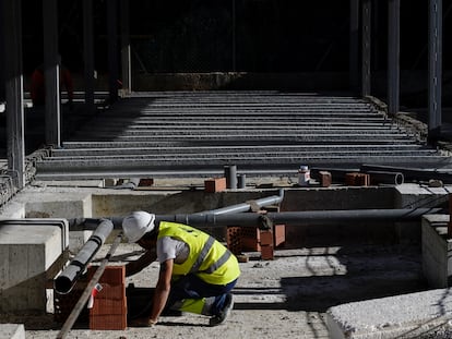 Un trabajador de la construcción, en una obra el jueves en Valladolid.