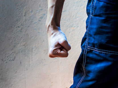 Un hombre apretando el puño con fuerza en señal de violencia.