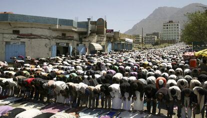 Manifestantes contra el régimen de Ali Abdalá Saleh, durante las oraciones del viernes en la ciudad de Taiz, al suroeste de Yemen.