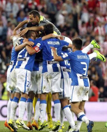 Piña de futbolistas del Leganés para festejar su permanencia en la máxima categoría.