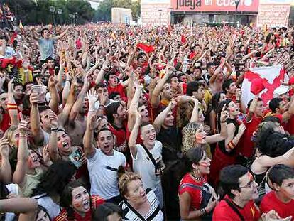 Miles de jóvenes vitorean a la selección en Colón durante la fiesta organizada por Cuatro.