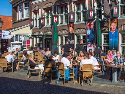 Concorridas mesas de bar ao ar livre na cidade do Volendam, em 5 de junho.