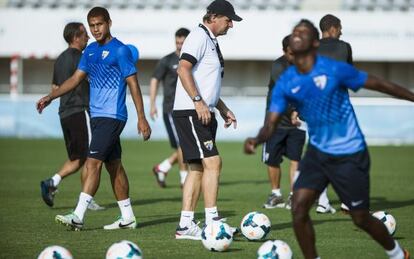 Schuster, en un entrenamiento del Málaga. A la izquierda, el defensa panameño Chen. A la derecha, el delantero camerunés Fabrice.