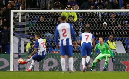 Alex Telles anota el gol que clasifica al Oporto.
