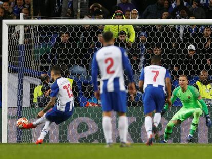 Alex Telles anota el gol que clasifica al Oporto.