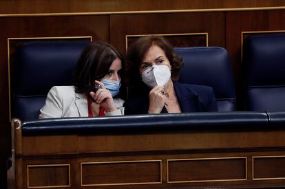 La portavoz del PSOE en el Congreso, Adriana Lastra, habla en una sesión con la vicepresidenta primera, Carmen Calvo.