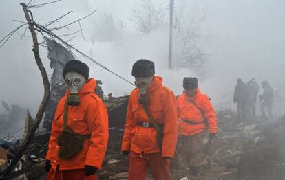 Els equips de rescat treballen al lloc de l'accident.