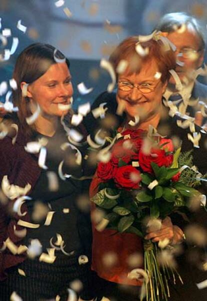 Tarja Halonen y su hija Anna celebran la victoria electoral.