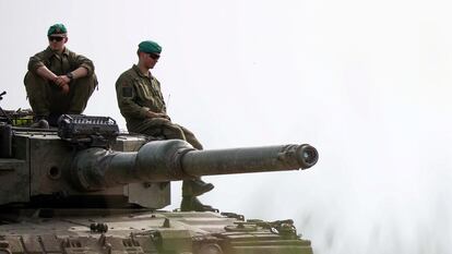 Soldados de la Fuerza de Respuesta de la OTAN, sentados encima de un tanque durante un ejercicio de combate noruego, checo y alemán, en Gardelegen (Alemania), el 8 de abril.