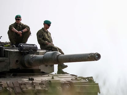 Soldados de la Fuerza de Respuesta de la OTAN, sentados encima de un tanque durante un ejercicio de combate noruego, checo y alemán, en Gardelegen (Alemania), el 8 de abril.