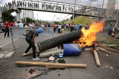 Un manifestante monta una barricada durante una protesta contra los planes del gobierno hondure?o para privatizar la atencin mdica y la educacin, en Tegucigalpa (Honduras).