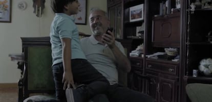 Ossamah y su hijo Zaid, en un momento del documental.
