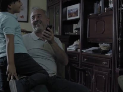 Ossamah y su hijo Zaid, en un momento del documental.