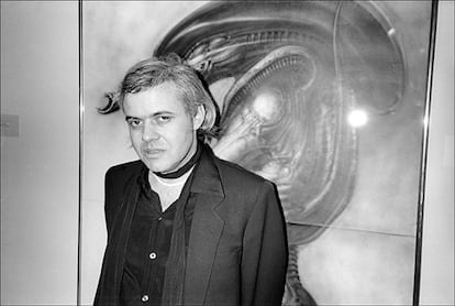 HR Giger con una de sus creaciones en Nueva York en 1980.