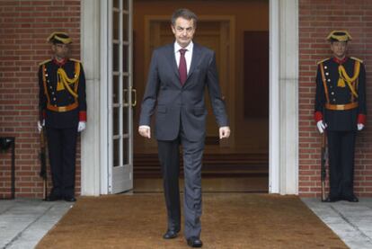 El presidente del Gobierno, José Luis Rodríguez Zapatero, ayer en la puerta del palacio de la Moncloa.