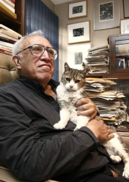 Carlos Monsiváis con uno de sus gatos.