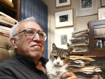 Carlos Monsiváis con uno de sus gatos.