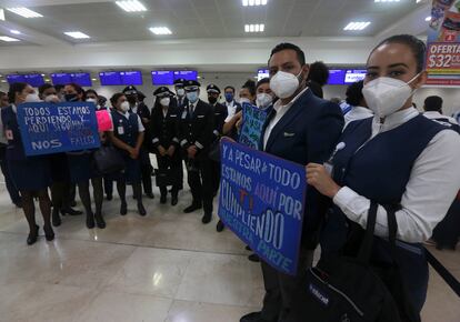 Una protesta de trabajadores de Interjet para reclamar el pago de sus salarios, en Cancún.