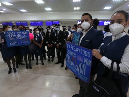 Una protesta de trabajadores de Interjet para reclamar el pago de sus salarios, en Cancún.