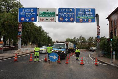 La incidencia ha afectado a los autobuses urbanos, con desvíos en las líneas 23, 34, 35, 116, 118 y 119 de la Empresa Municipal de Transportes (EMT). En la imagen, acceso al túnel de la M-30 cortado tras la inundación, este jueves. 