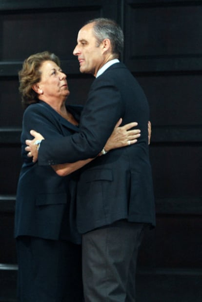 La alcaldesa de Valencia, Rita Barberá, abraza al presidente valenciano, Francisco Camps.