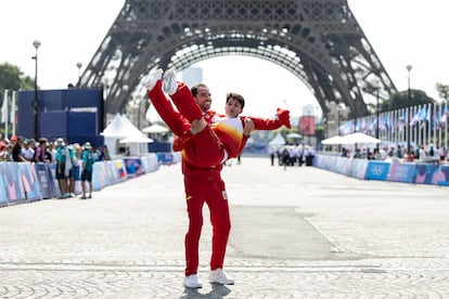 Álvaro Martín, bronce en los 20km marcha, sostiene en brazos a María Pérez, plata en la prueba femenina, a los pies de la Torre Eiffel.