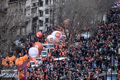 Miles de personas participan en la manifestación de París, este martes.