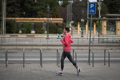 Una 'runner' corre por la Diagonal, en Barcelona, este miércoles.