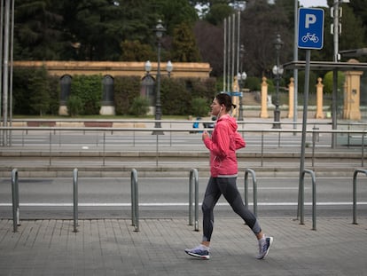 Una 'runner' corre por la Diagonal, en Barcelona, este miércoles.