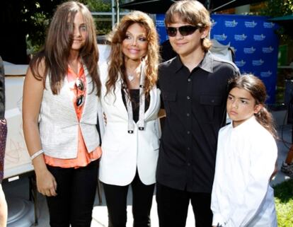 Los hijos de Michael Jackson Prince (el segundo a partir de la derecha), Paris (izquierda) y Blanket (derecha) posan con su hija La Toya Jackson fuera del Hospital Infantil de Los Ángeles.