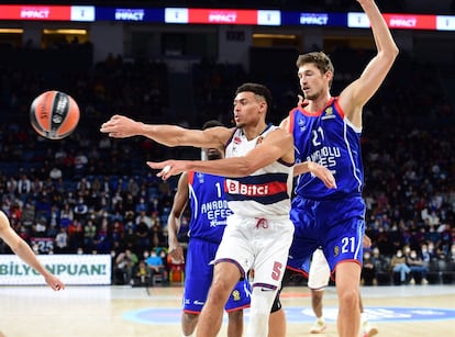 Baldwin lanza un pase ante Pleiss. Euroleague