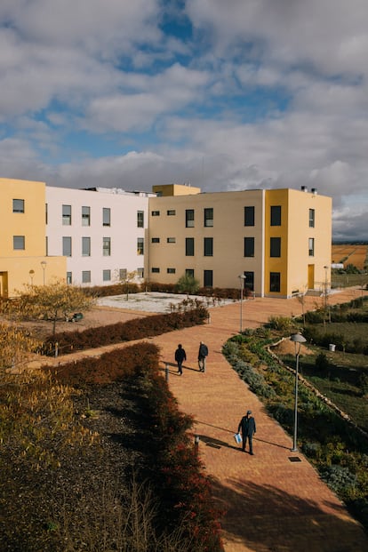 Exterior del edificio de Convivir, en Horcajo de Santiago (Cuenca).