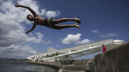 A young man dives into the water in Plaza Mauá