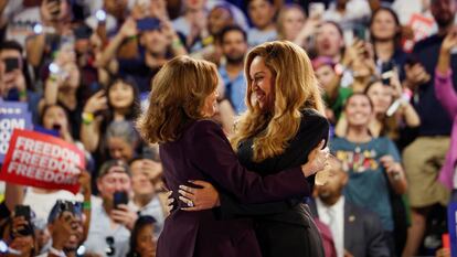 La candidata demócrata, Kamala Harris, junto a la cantante Beyoncé, en un mitin en Harris (Houston), el 25 de octubre.