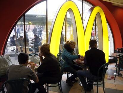 Interior de um restaurante McDonald's.