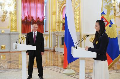 El presidente de Rusia, Vladimir Putin, mira a la atleta rusa Yelena Isinbayeva mientras habla en el Kremlin en Moscú, Rusia. 
