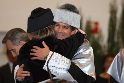 La rectora de la Universidad de Málaga (UMA), Adelaida de la Calle, impuso ayer el birrete gris, perteneciente a los doctores de Ciencias de la Comunicación, al actor Antonio Banderas, por "su excelencia, rigor y esfuerzo desempeñado en el mundo cinematográfico". Banderas confesó sentirse "emocionado y excitado" por el reconocimiento en su ciudad natal.